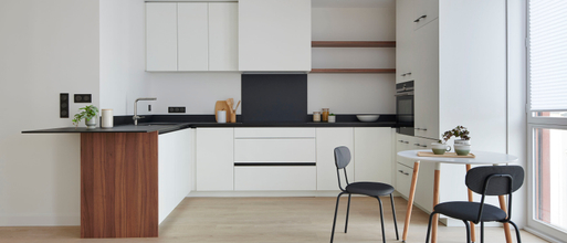 Mise en ambiance d'une cuisine blanche noire et bois avec table chaise et accessoires 